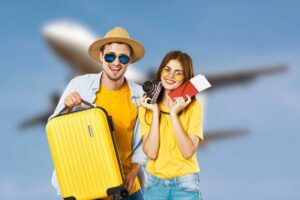 Uomo e donna con valigia e macchina fotografica