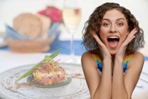 ragazza felice e piatto ristorante